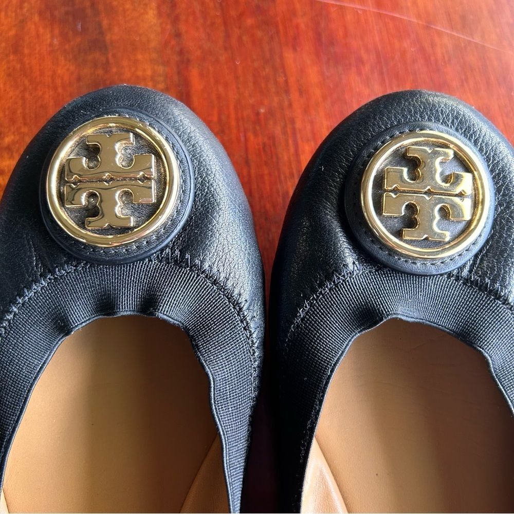 Tory Burch Caroline 2 Black Ballet Flats Size 7 Leather Logo Shoes - Picture 2 of 7